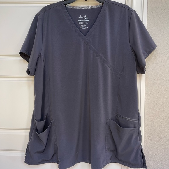 ELEVATE by IRG Scrubs (3 pieces) - Picture 8 of 9